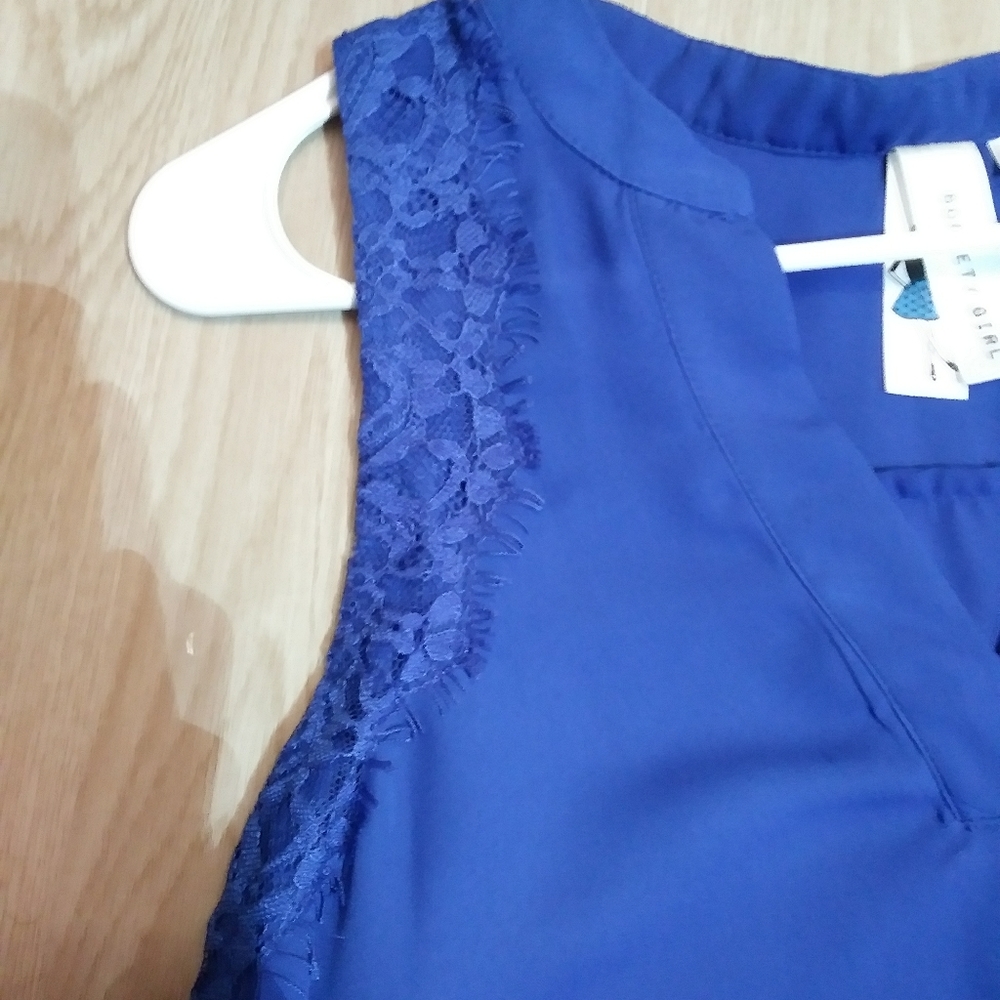 High-low, V-neck shirt